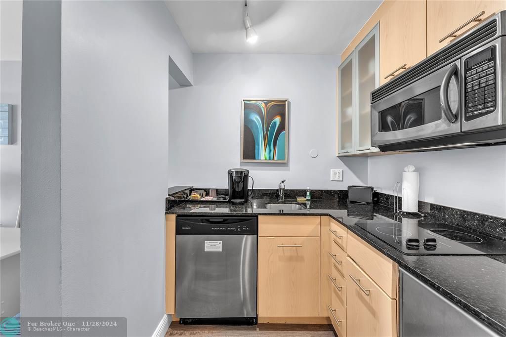 For Sale: $273,500 (1 beds, 1 baths, 580 Square Feet)