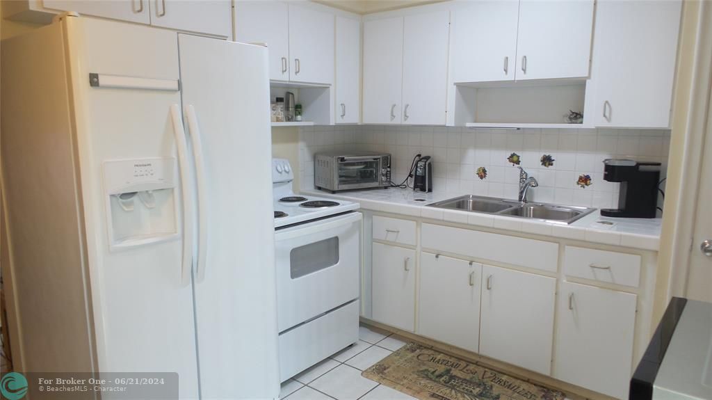 Active With Contract: $379,500 (2 beds, 1 baths, 775 Square Feet)