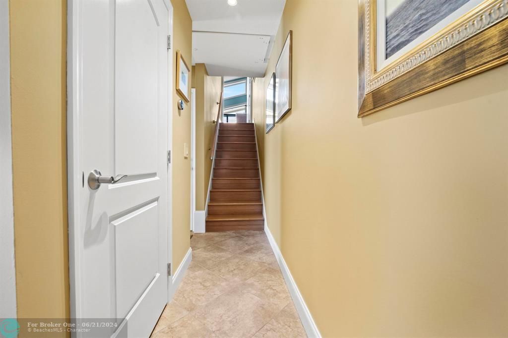 For Sale: $529,000 (3 beds, 3 baths, 1356 Square Feet)