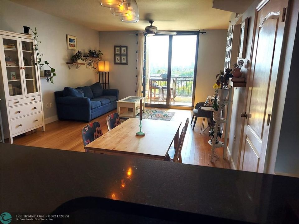 For Sale: $350,000 (1 beds, 1 baths, 790 Square Feet)
