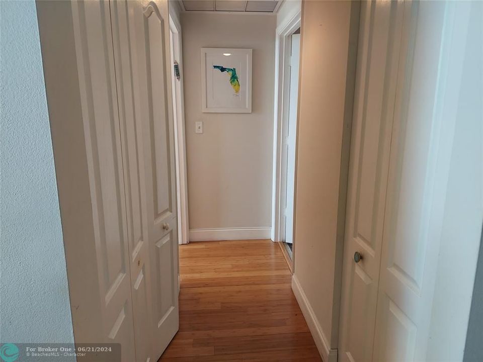For Sale: $350,000 (1 beds, 1 baths, 790 Square Feet)