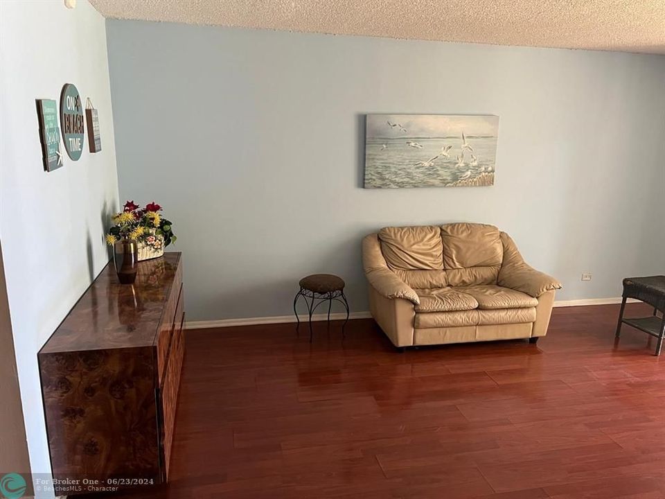 For Rent: $1,590 (1 beds, 1 baths, 800 Square Feet)