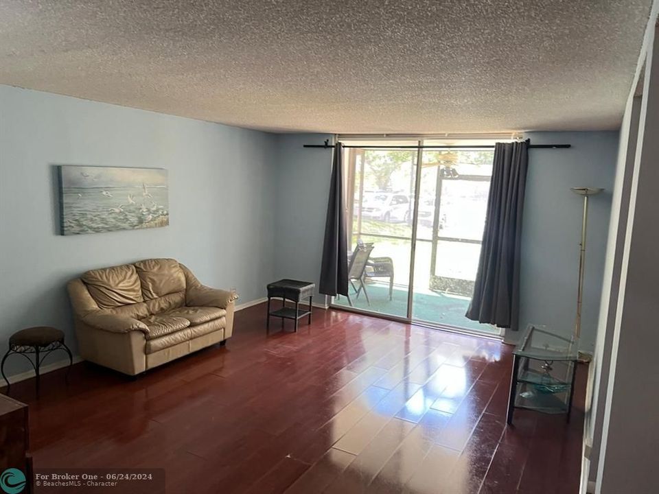 For Rent: $1,590 (1 beds, 1 baths, 800 Square Feet)