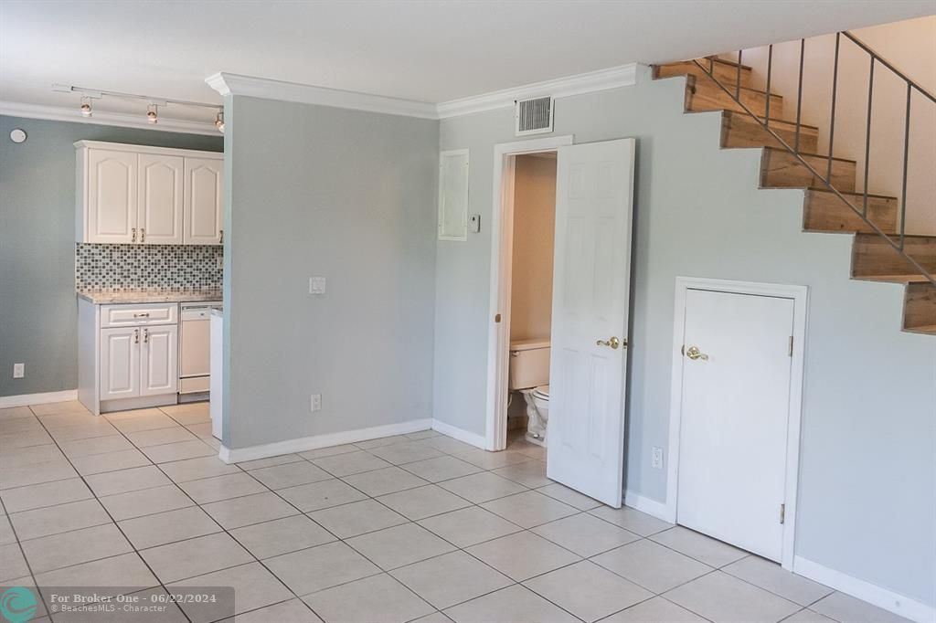 For Rent: $2,000 (2 beds, 1 baths, 891 Square Feet)