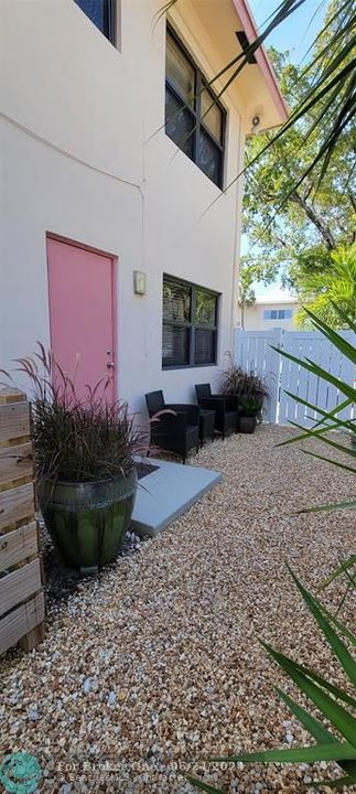 For Sale: $275,000 (2 beds, 2 baths, 900 Square Feet)