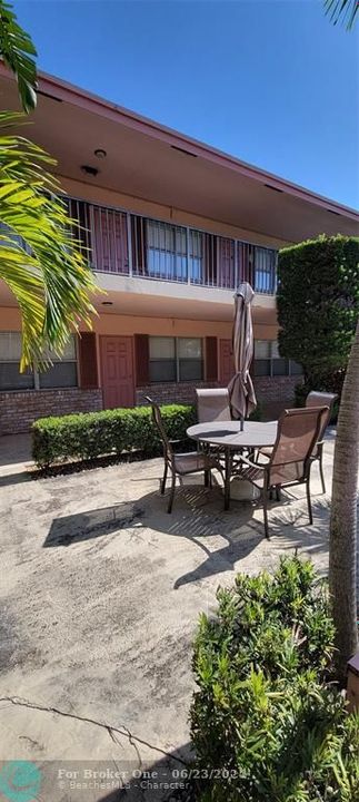 For Sale: $275,000 (2 beds, 2 baths, 900 Square Feet)