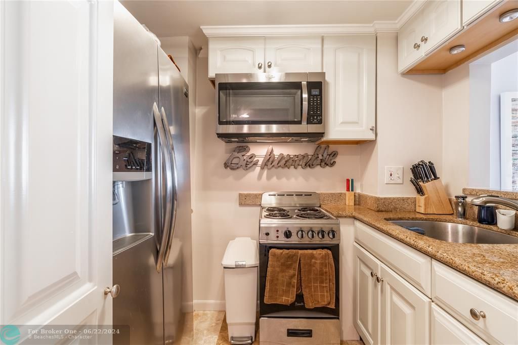 For Sale: $295,000 (1 beds, 1 baths, 700 Square Feet)