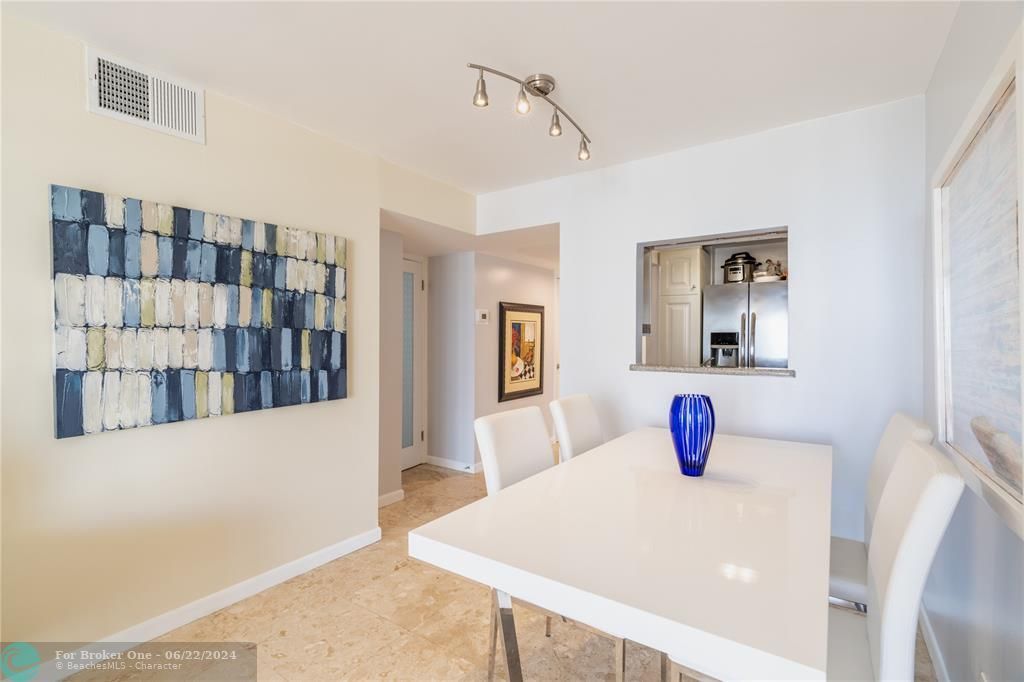 For Sale: $295,000 (1 beds, 1 baths, 700 Square Feet)