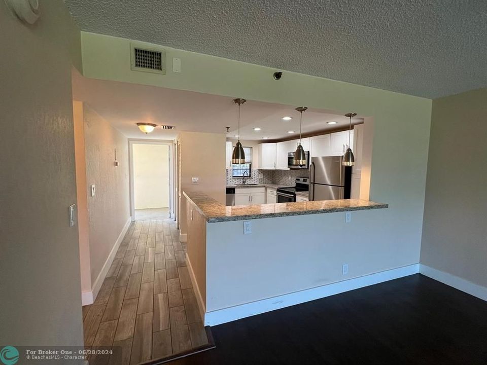 For Sale: $294,000 (2 beds, 2 baths, 1050 Square Feet)