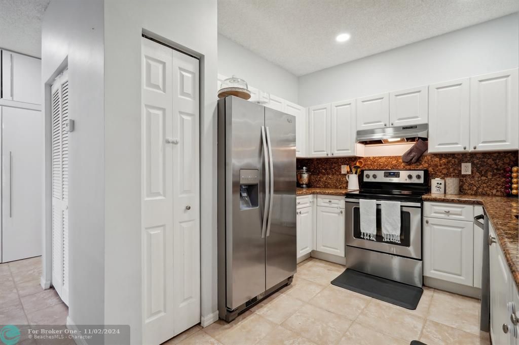 Active With Contract: $385,000 (3 beds, 2 baths, 1210 Square Feet)