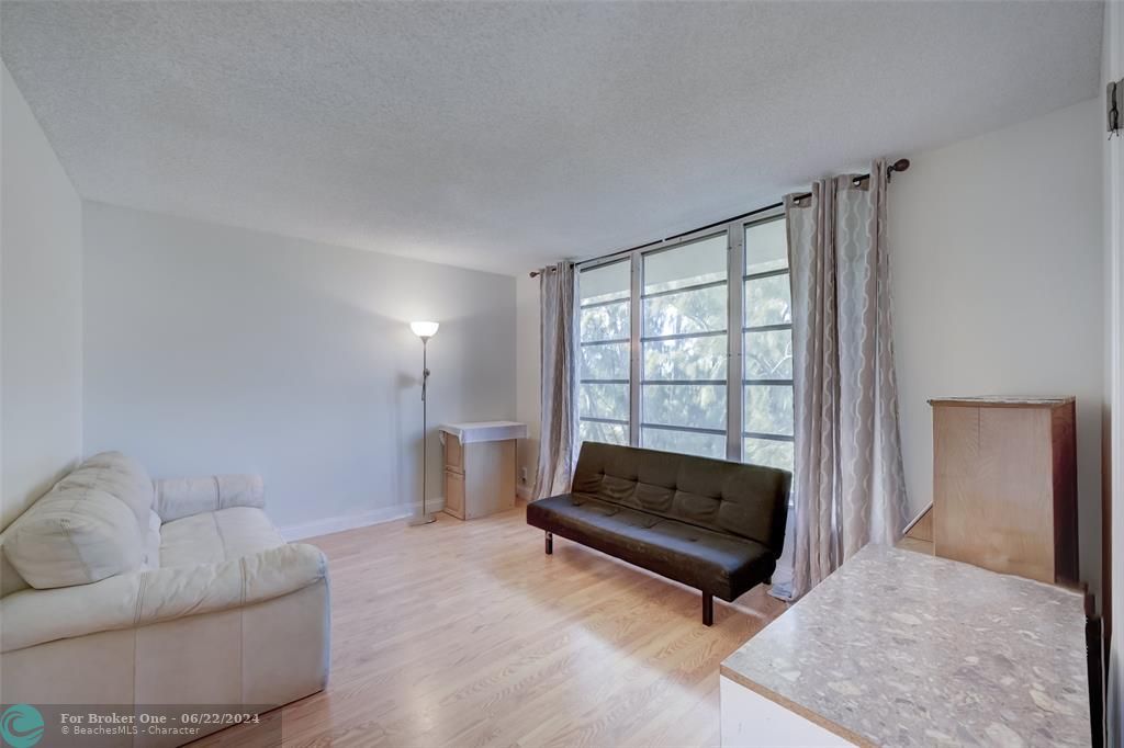 For Sale: $265,000 (2 beds, 2 baths, 1150 Square Feet)