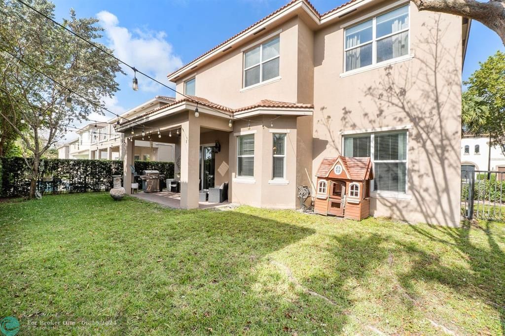 Active With Contract: $899,000 (5 beds, 4 baths, 4094 Square Feet)