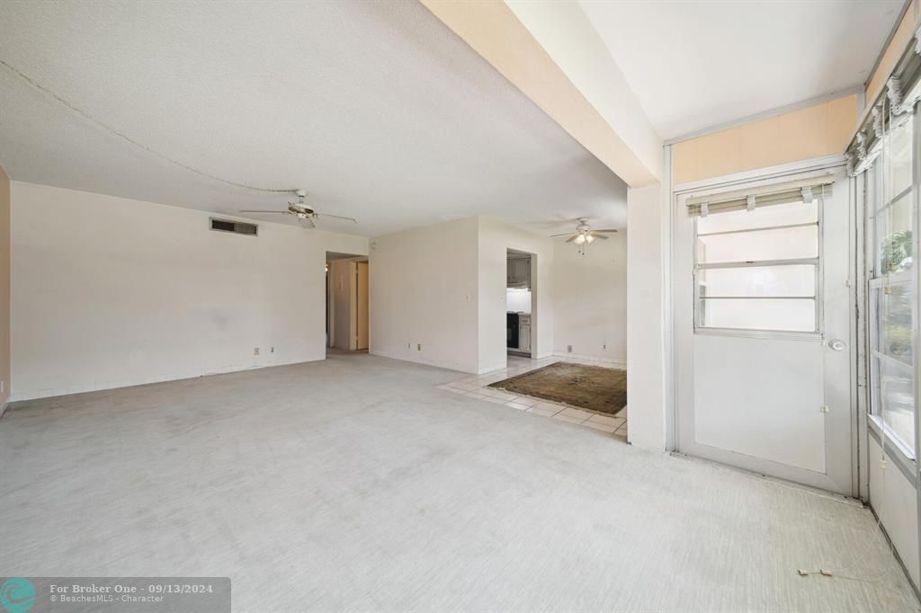 Active With Contract: $219,000 (2 beds, 1 baths, 925 Square Feet)