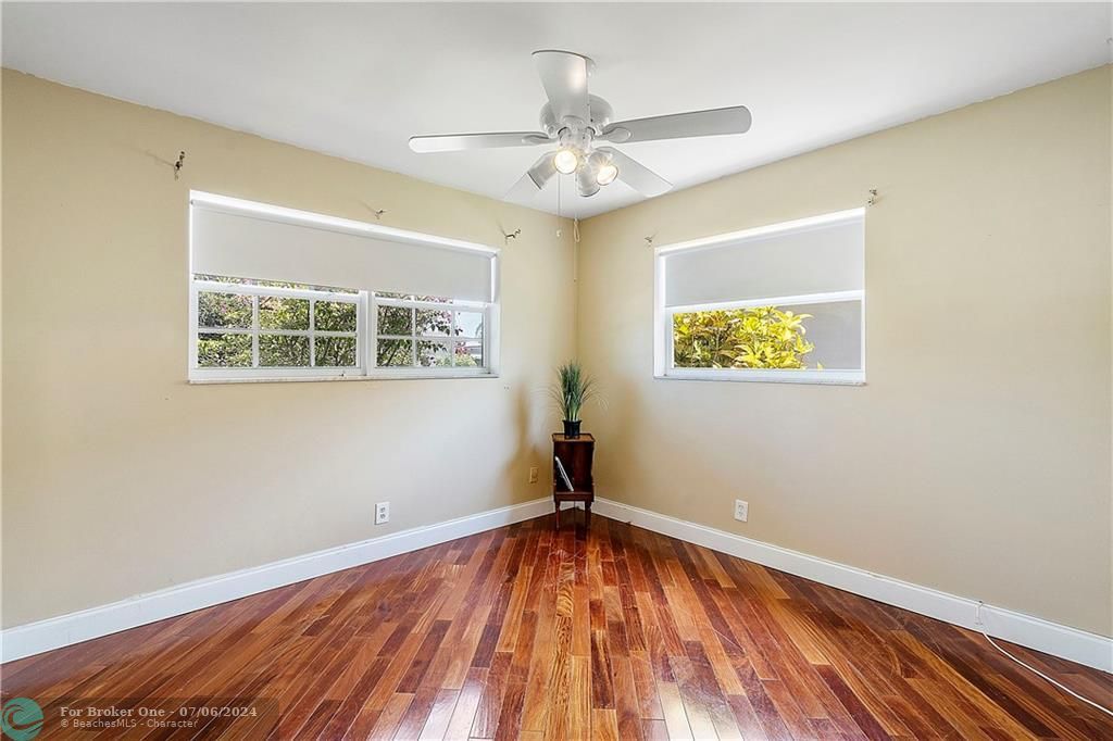 For Sale: $309,000 (2 beds, 1 baths, 1211 Square Feet)
