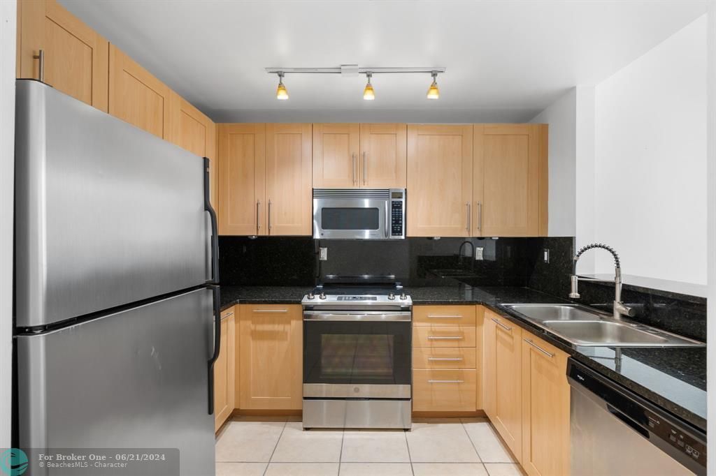 For Rent: $2,800 (1 beds, 1 baths, 803 Square Feet)