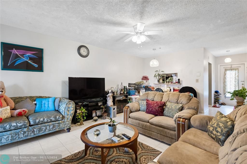 For Sale: $185,000 (2 beds, 2 baths, 944 Square Feet)