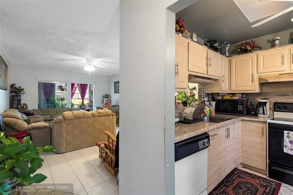 For Sale: $185,000 (2 beds, 2 baths, 944 Square Feet)