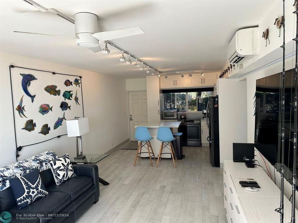 For Sale: $359,000 (1 beds, 2 baths, 850 Square Feet)