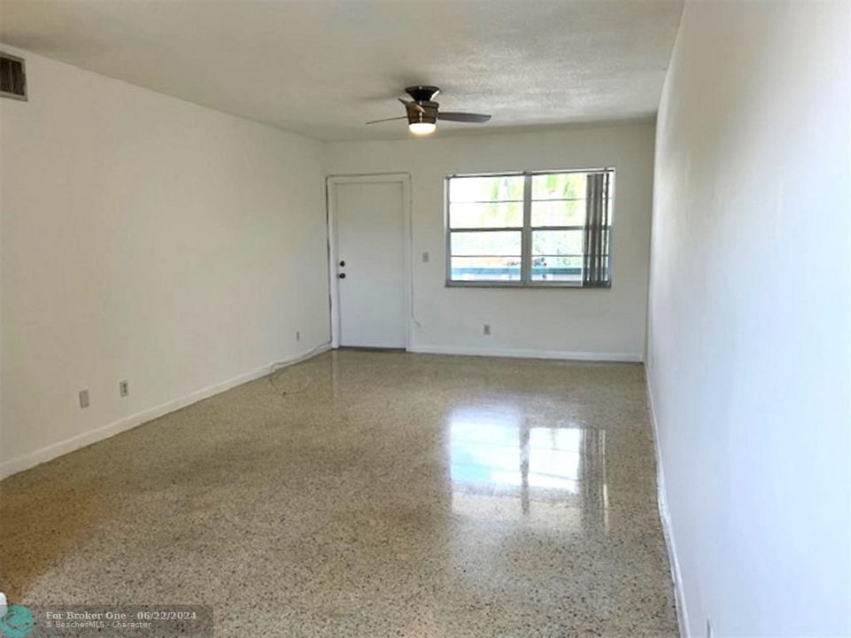 For Sale: $160,000 (1 beds, 1 baths, 620 Square Feet)
