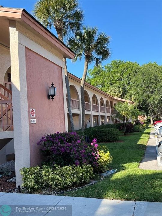 Active With Contract: $158,800 (2 beds, 2 baths, 1008 Square Feet)