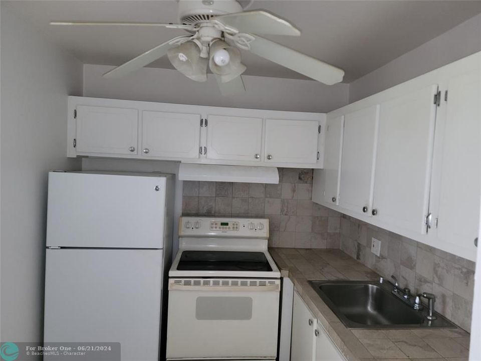 For Sale: $85,000 (1 beds, 1 baths, 615 Square Feet)