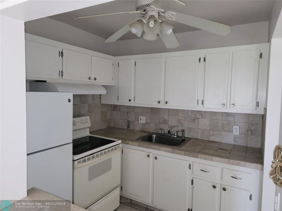 For Sale: $85,000 (1 beds, 1 baths, 615 Square Feet)