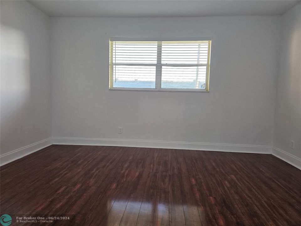Active With Contract: $1,600 (1 beds, 1 baths, 750 Square Feet)