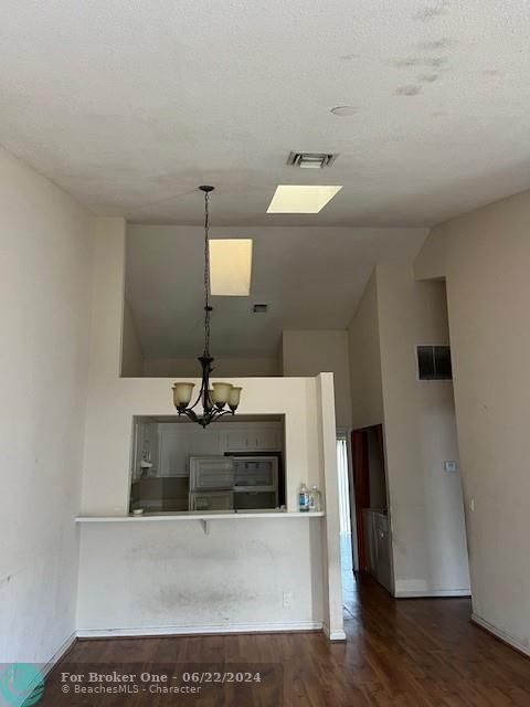 For Rent: $1,995 (2 beds, 2 baths, 956 Square Feet)