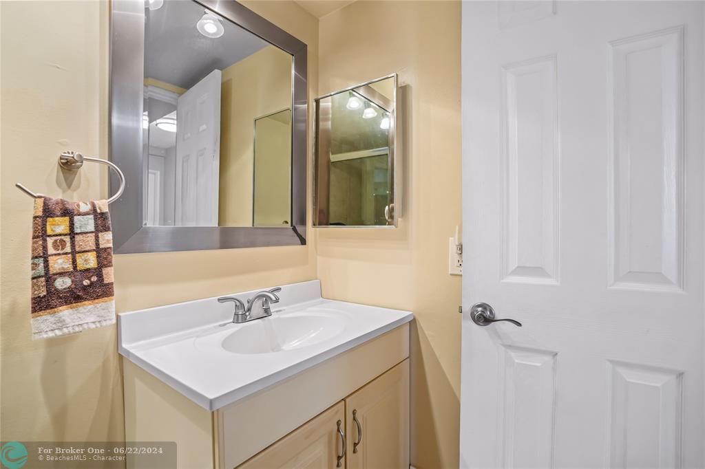 For Sale: $238,000 (2 beds, 2 baths, 970 Square Feet)