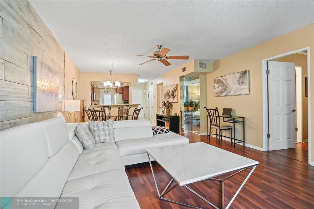 For Sale: $238,000 (2 beds, 2 baths, 970 Square Feet)