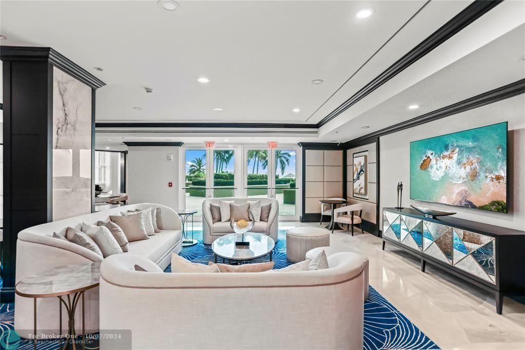 Recently Sold: $2,999,000 (3 beds, 3 baths, 2619 Square Feet)