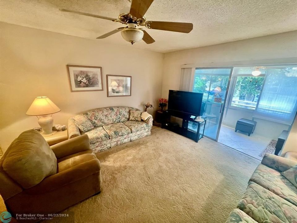 For Sale: $119,900 (2 beds, 2 baths, 990 Square Feet)