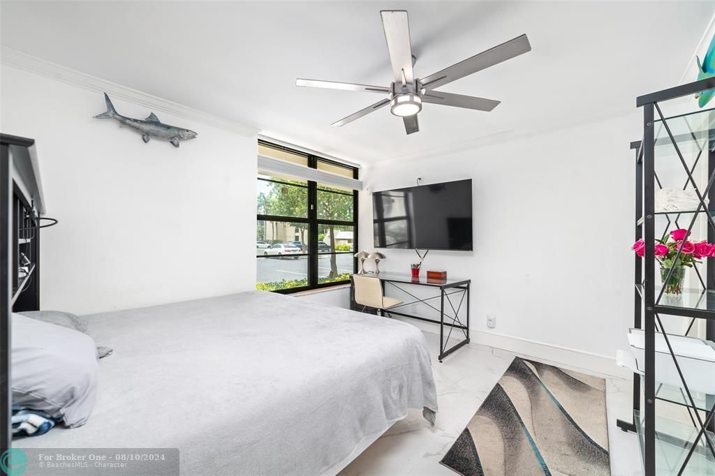 For Sale: $479,000 (2 beds, 2 baths, 1095 Square Feet)