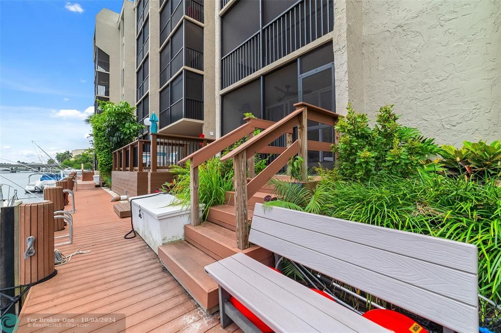 For Sale: $479,000 (2 beds, 2 baths, 1095 Square Feet)