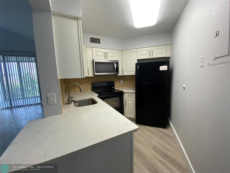 Active With Contract: $1,950 (2 beds, 2 baths, 890 Square Feet)