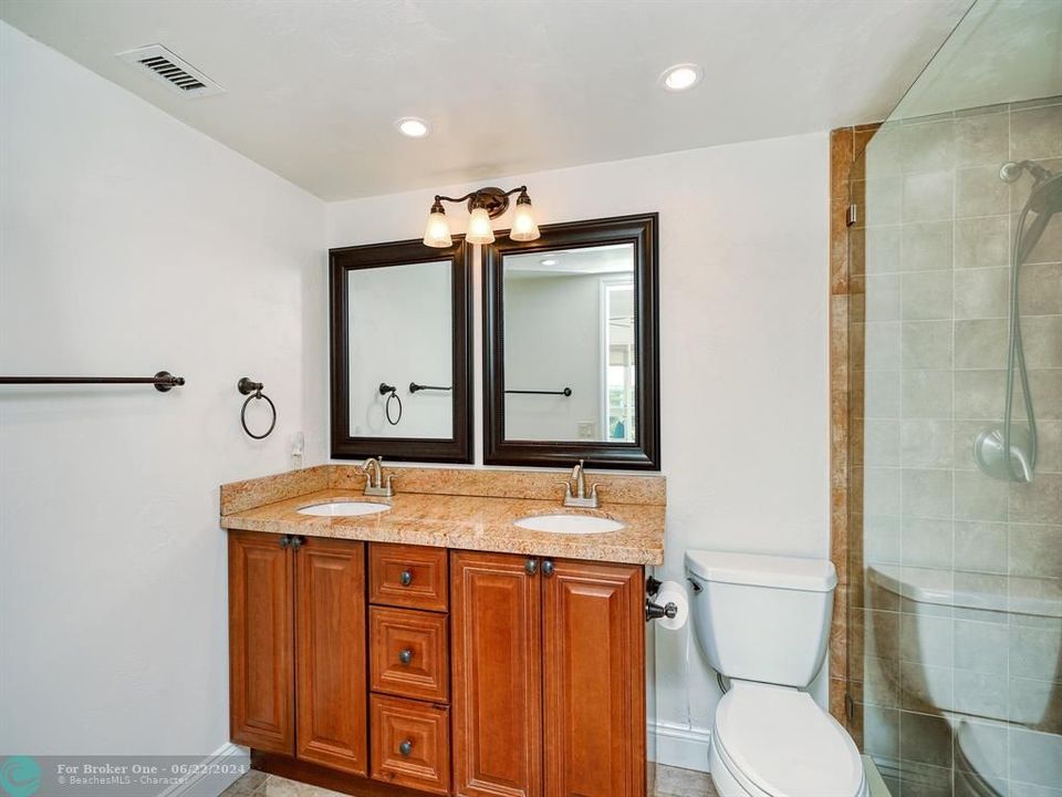 For Sale: $249,000 (2 beds, 2 baths, 1160 Square Feet)