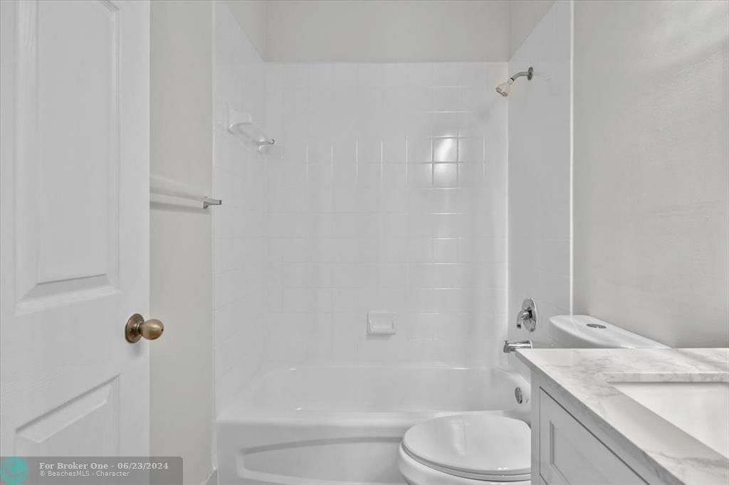 合同活跃: $629,990 (3 贝兹, 2 浴室, 1676 平方英尺)