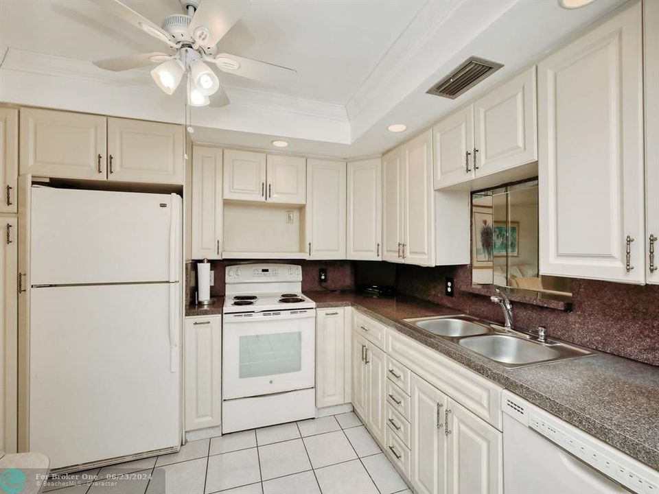 For Sale: $160,000 (2 beds, 2 baths, 1162 Square Feet)