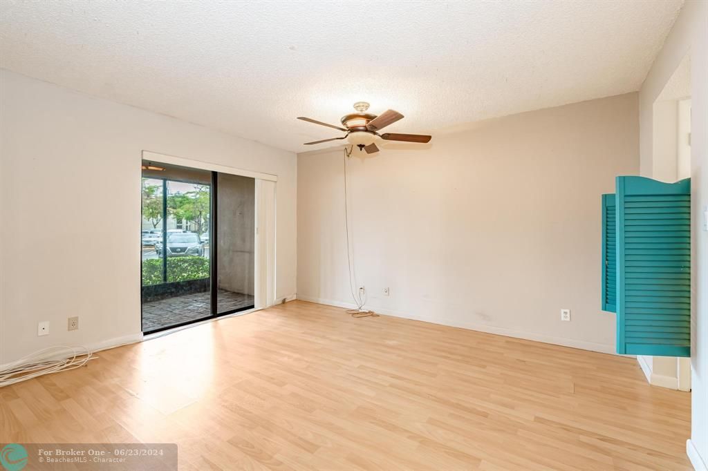 Active With Contract: $1,595 (1 beds, 1 baths, 900 Square Feet)