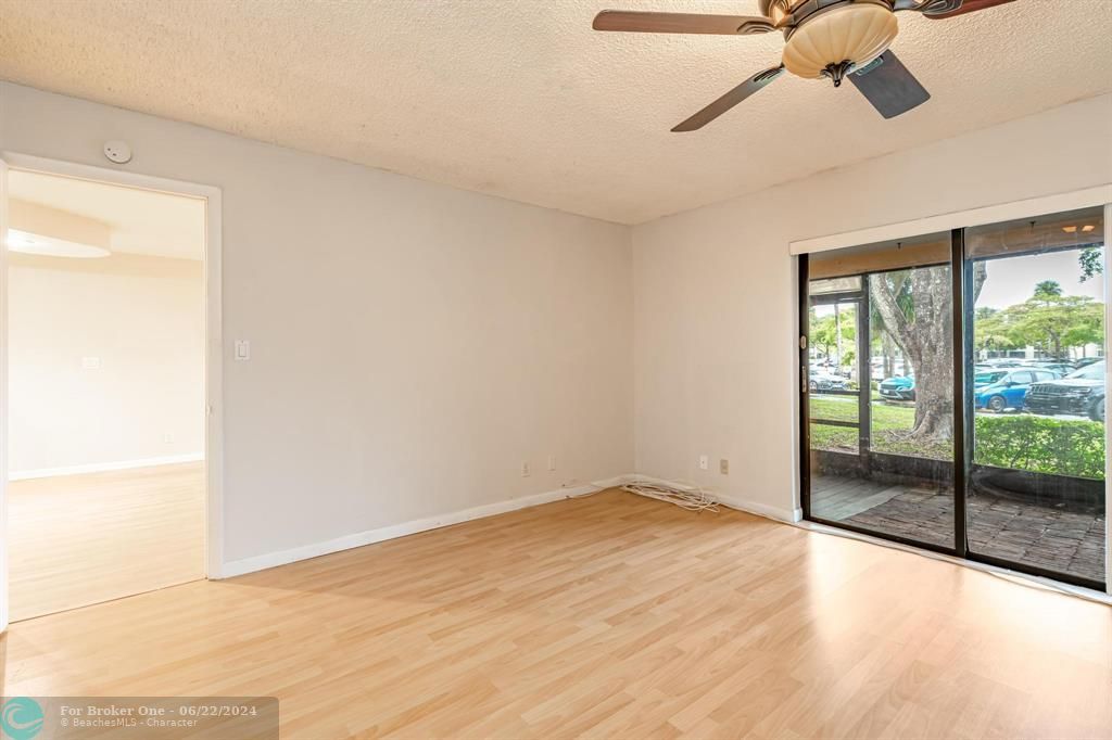 Active With Contract: $1,595 (1 beds, 1 baths, 900 Square Feet)