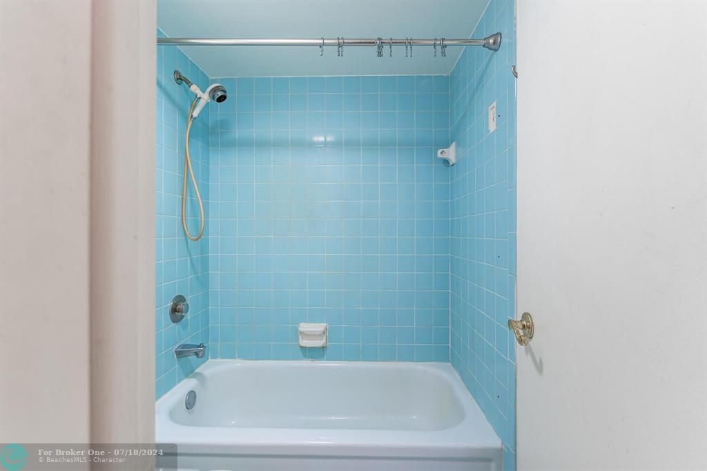 合同活跃: $1,595 (1 贝兹, 1 浴室, 900 平方英尺)