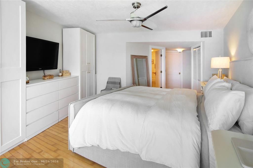 For Sale: $575,000 (1 beds, 1 baths, 1370 Square Feet)
