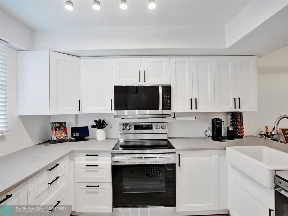 For Sale: $249,900 (2 beds, 2 baths, 975 Square Feet)