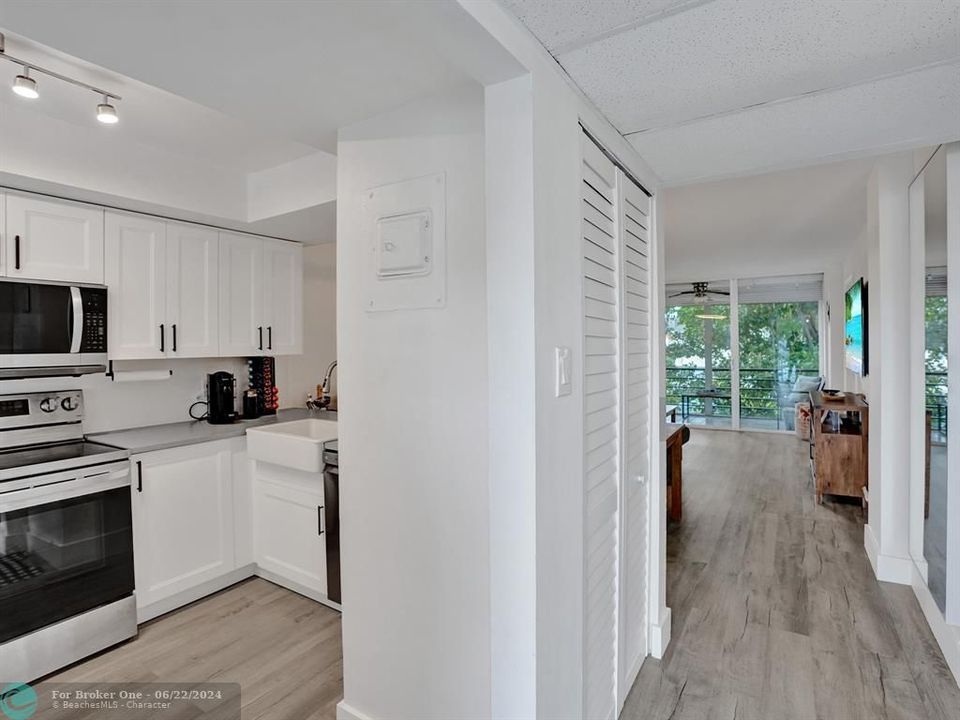 For Sale: $249,900 (2 beds, 2 baths, 975 Square Feet)