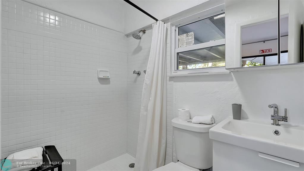 В аренду: $6,000 (4 спален, 3 ванн, 1336 Квадратных фут)