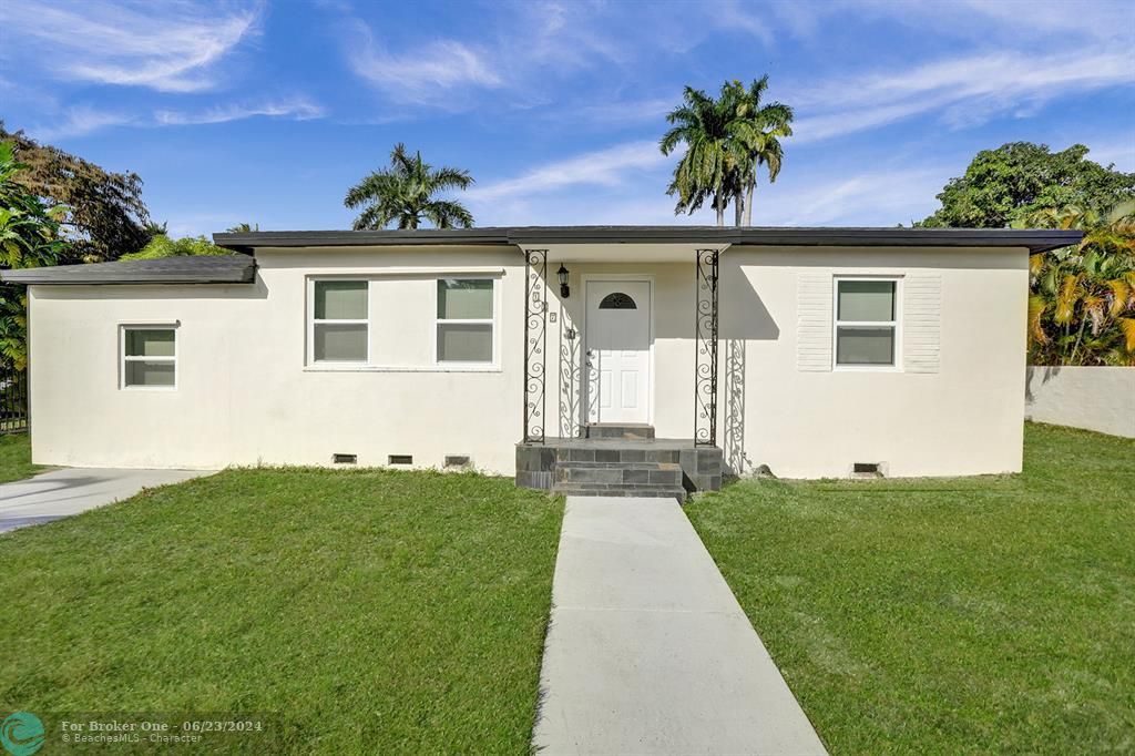 For Rent: $3,195 (4 beds, 2 baths, 1279 Square Feet)