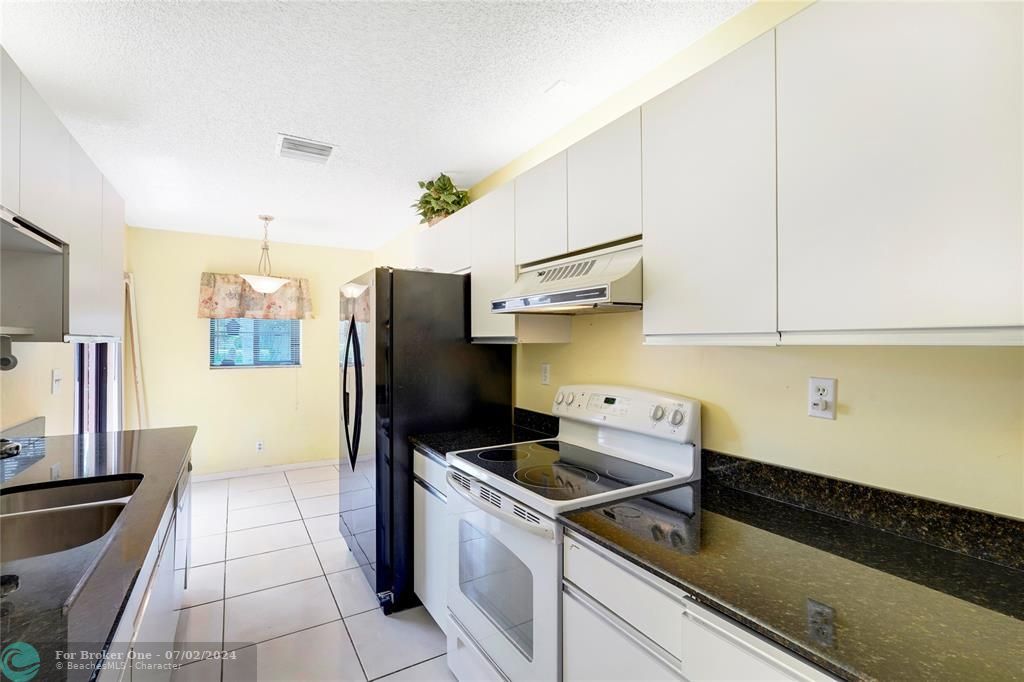 For Sale: $200,000 (2 beds, 2 baths, 1160 Square Feet)