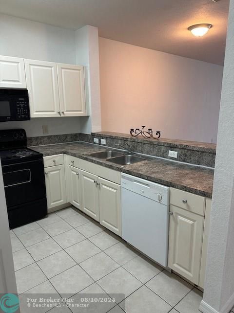 For Rent: $2,400 (3 beds, 2 baths, 1744 Square Feet)