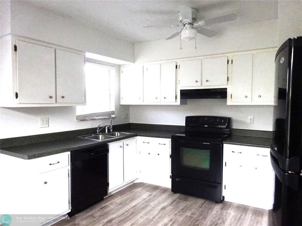 Recently Rented: $1,850 (2 beds, 1 baths, 915 Square Feet)