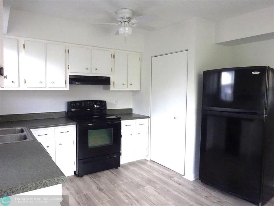 Recently Rented: $1,850 (2 beds, 1 baths, 915 Square Feet)